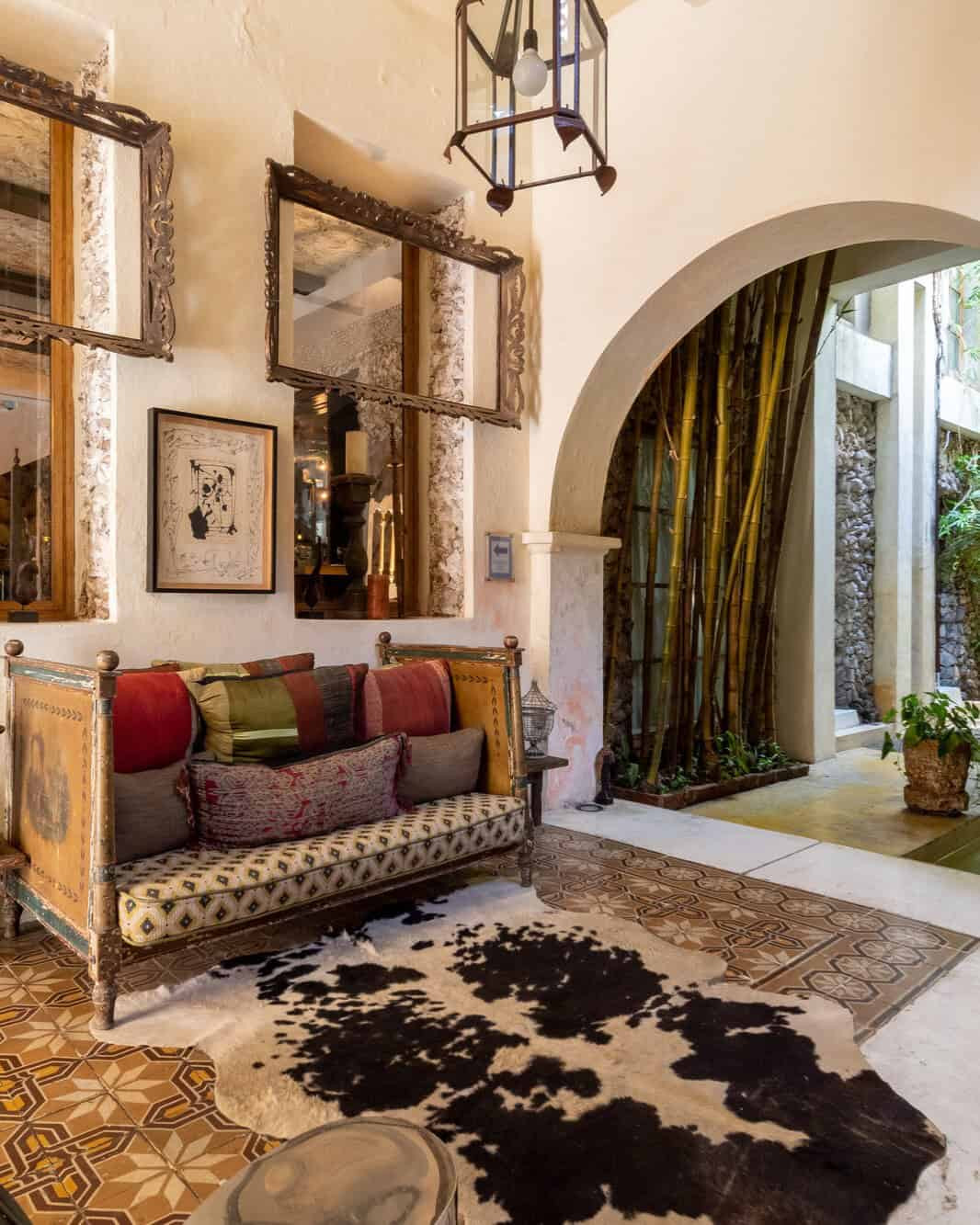 Lobby de estilo ecléctico en el hotel boutique Casa Lola 